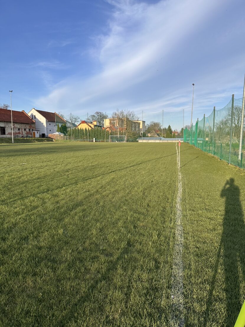 Boisko do piłki nożnej z naturalną trawą i oświetleniem – Przemyśl
